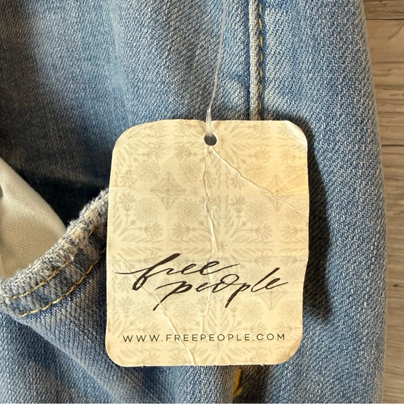 Free People We The Free Liv Crop Flare Jeans in Etna Blue - Size 32 - Picture 4 of 6